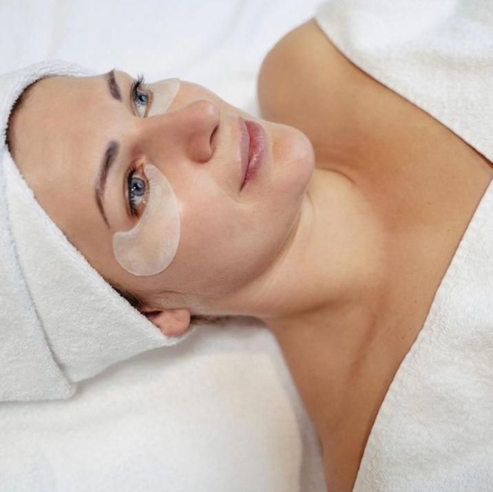 Person miz Feuchtigkeitspads unter dem Auge