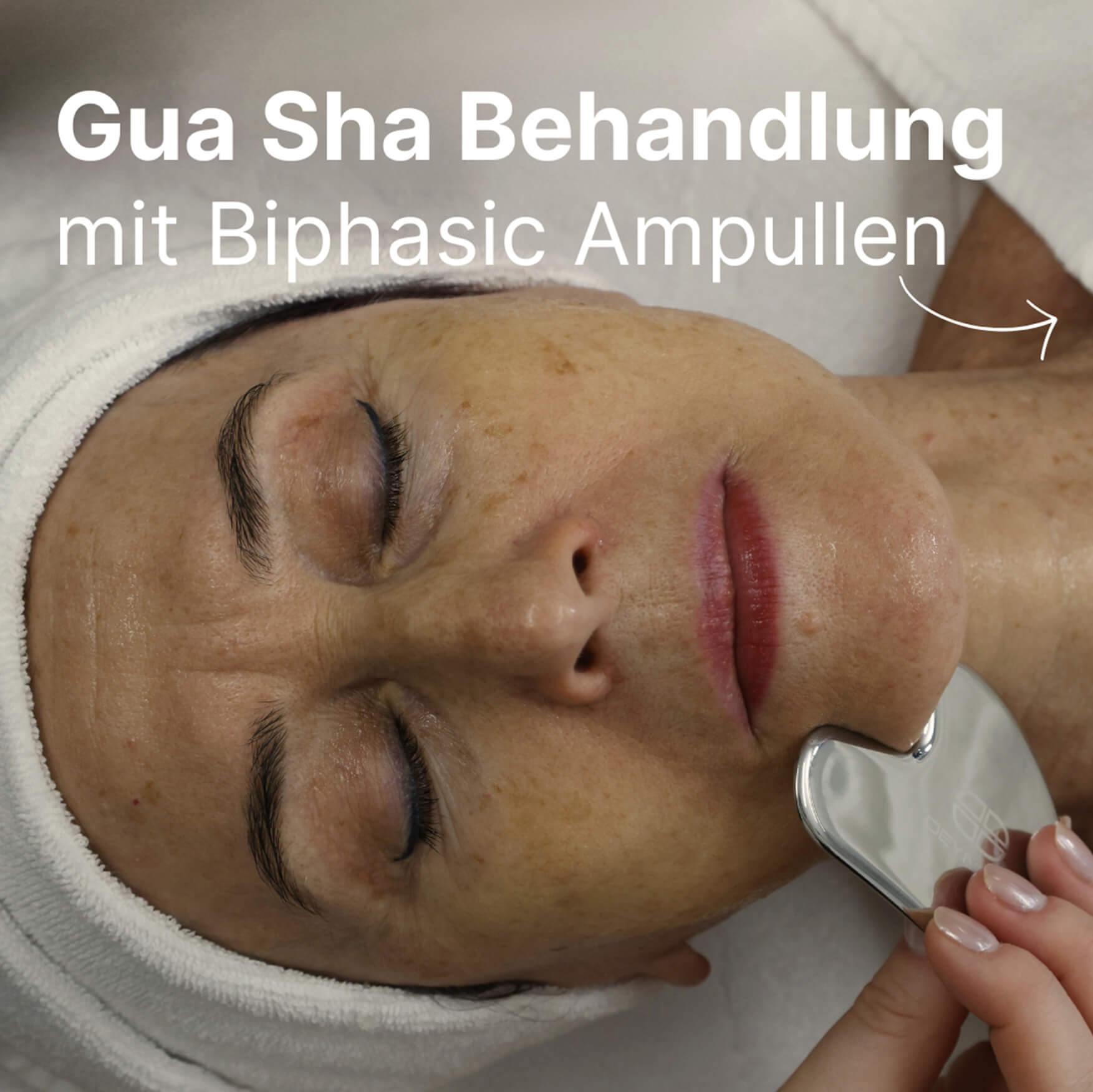 Gua Sha Behandlung an Kinn einer Person für ein strafferes Hautbild.