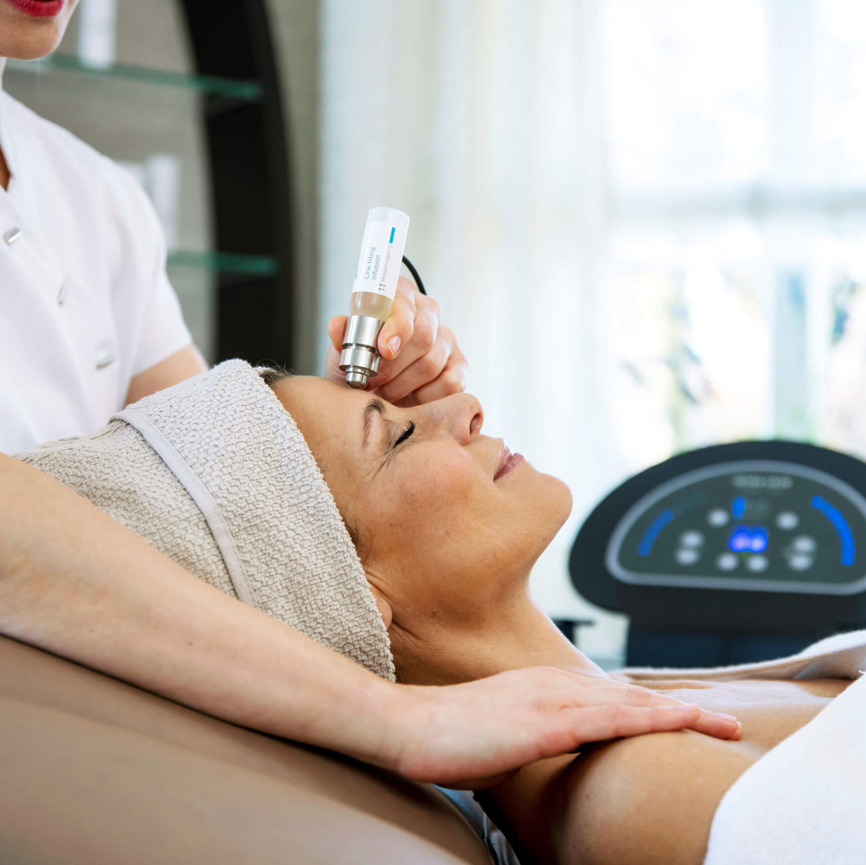 Intra Skin Behandlung - Computergestuerter Stromimplus