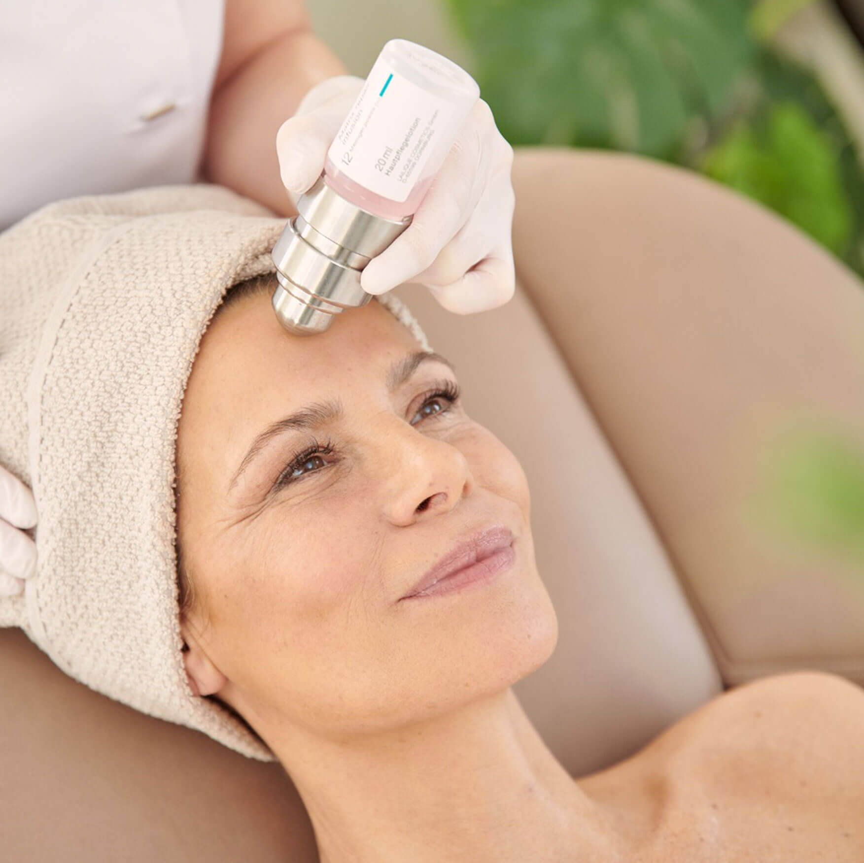 Intra Skin Behandlung - Computergestuerter Stromimplus