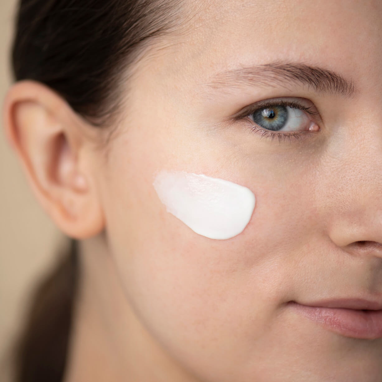 Frau mit Cremefleck auf der Wange
