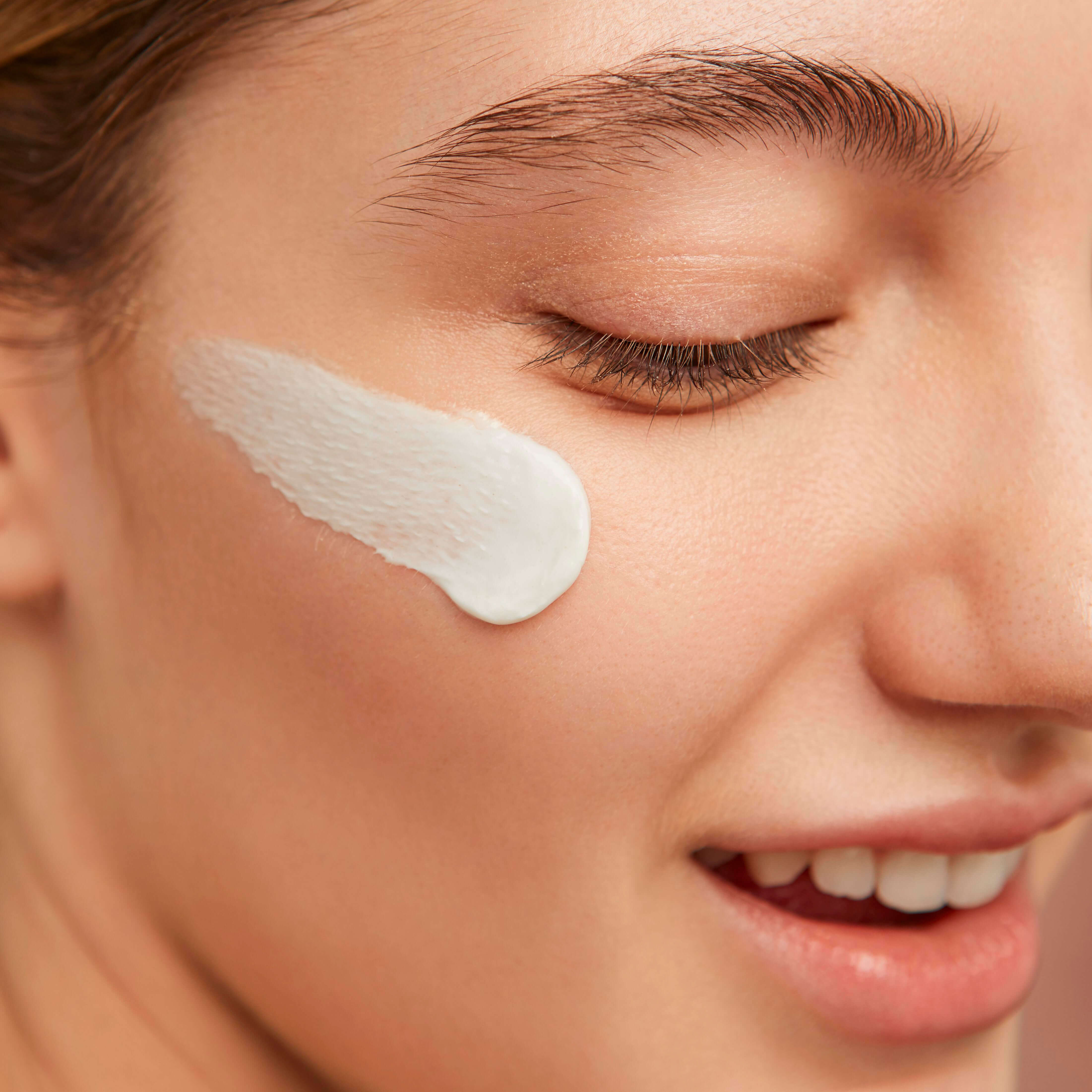 Frau mit Cremefleck auf der Wange