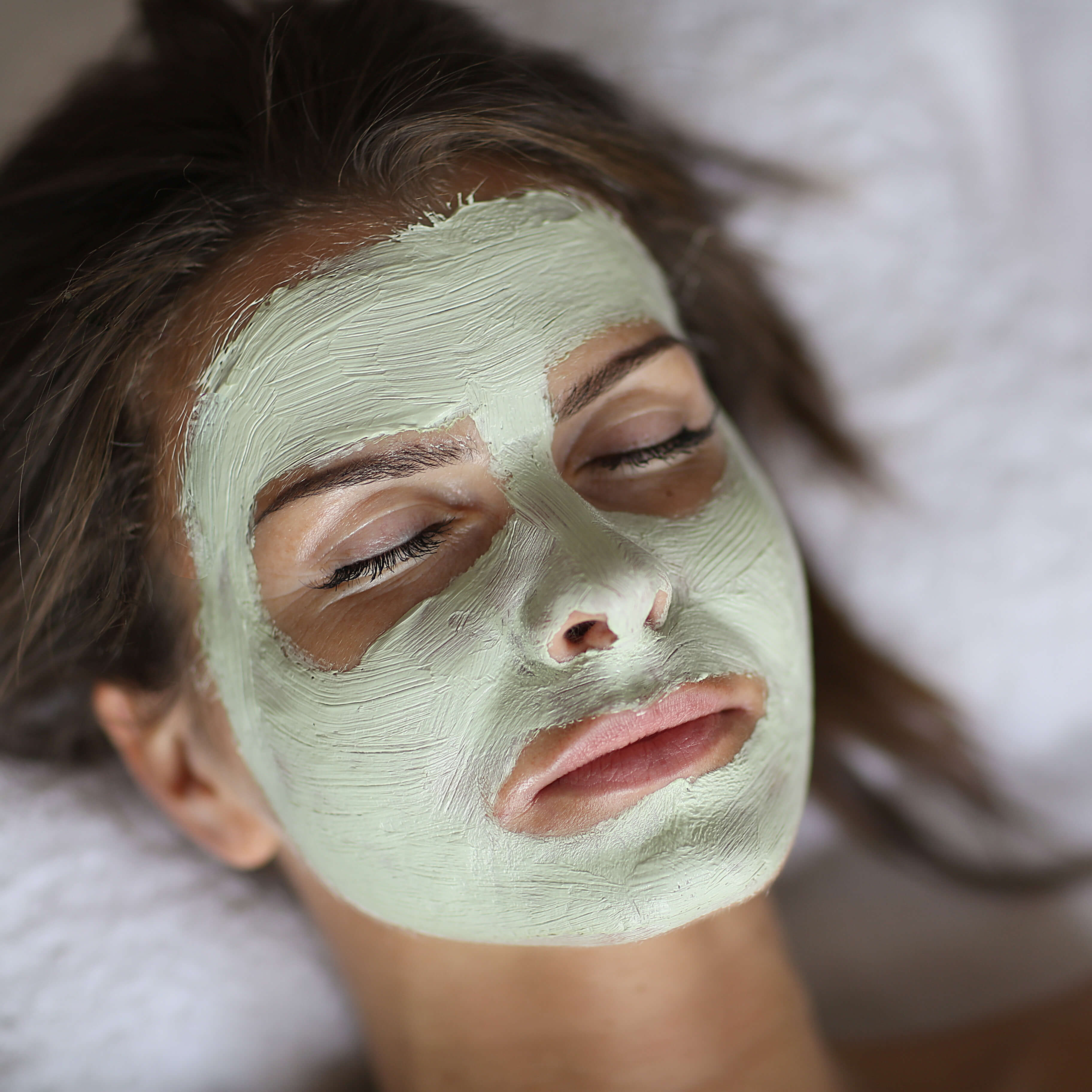 Frau mit grüner Gesichtsmaske