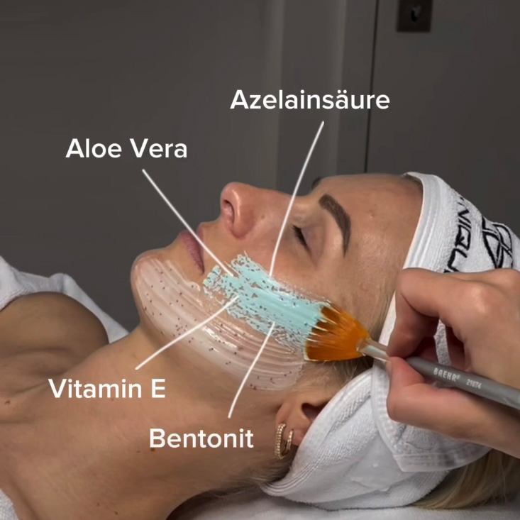 Sauber Behandlung mit Pinsel und blauer Masse auf Gesicht von Person auftragen